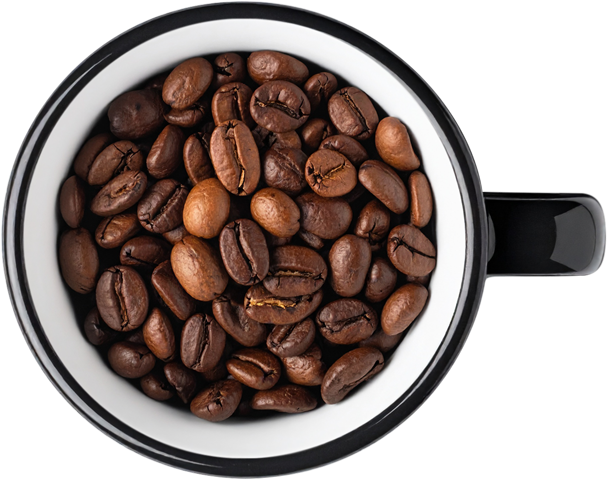 Tazzina nera contenente caffè in grani e vista dall'alto