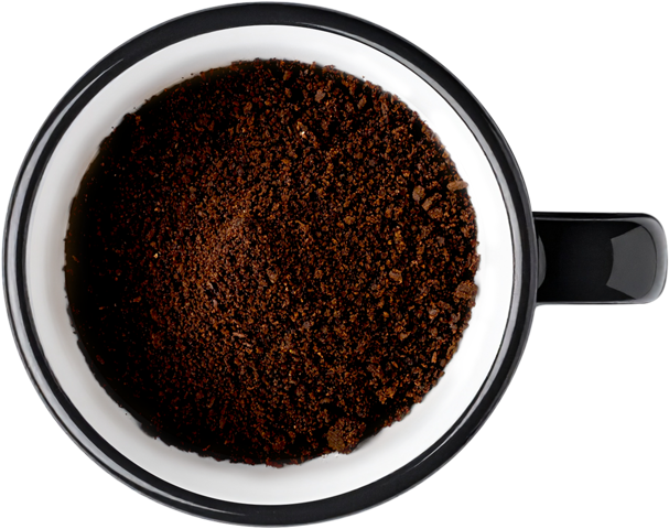 Tazzina nera contenente caffè macinato e vista dall'alto