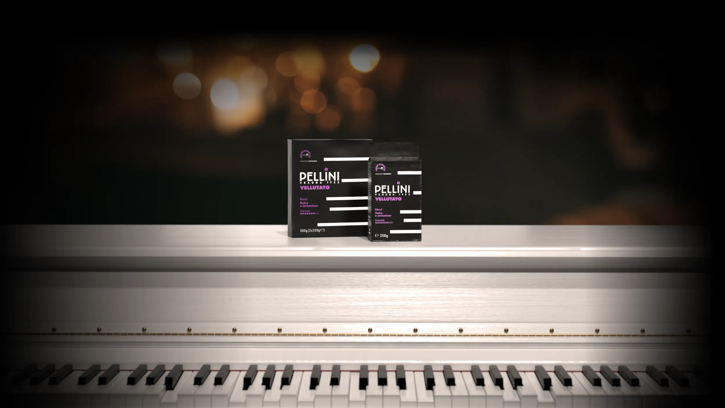 Miscela Vellutato Confezioni di caffè Pellini miscela Vellutato nei formati macinato espresso, disposti su un pianoforte