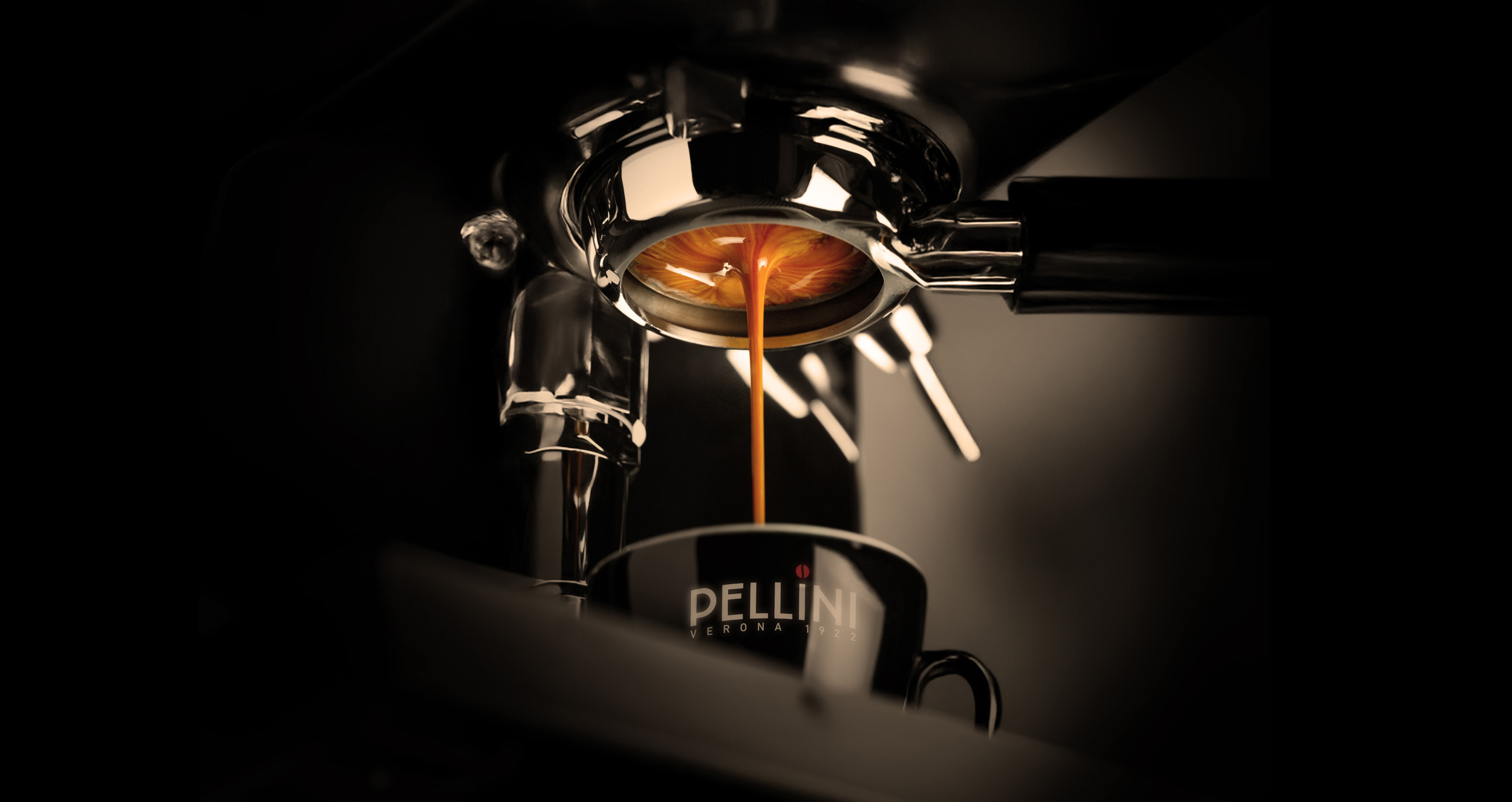 Erogazione caffè Caffè erogato da una macchina professionale in una tazzina brandizzata Pellini
