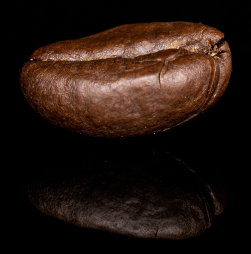 Chicco di caffè in primo piano su sfondo nero