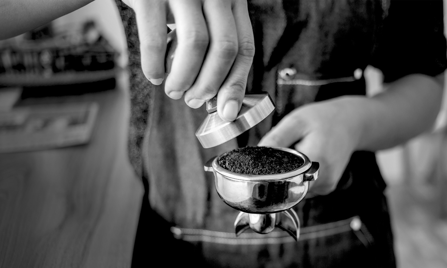 macinatura caffè Barista che macina il caffè