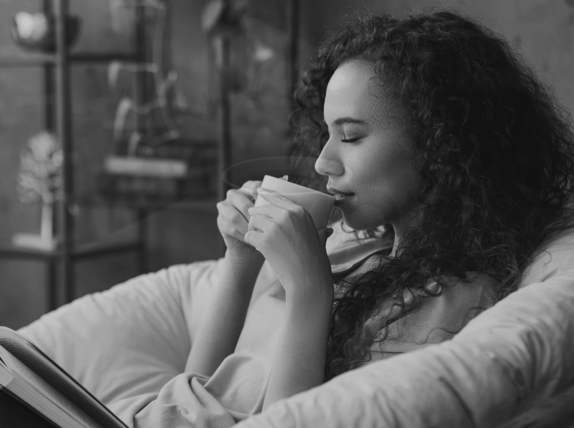 Donna che gusta una tazza di caffè