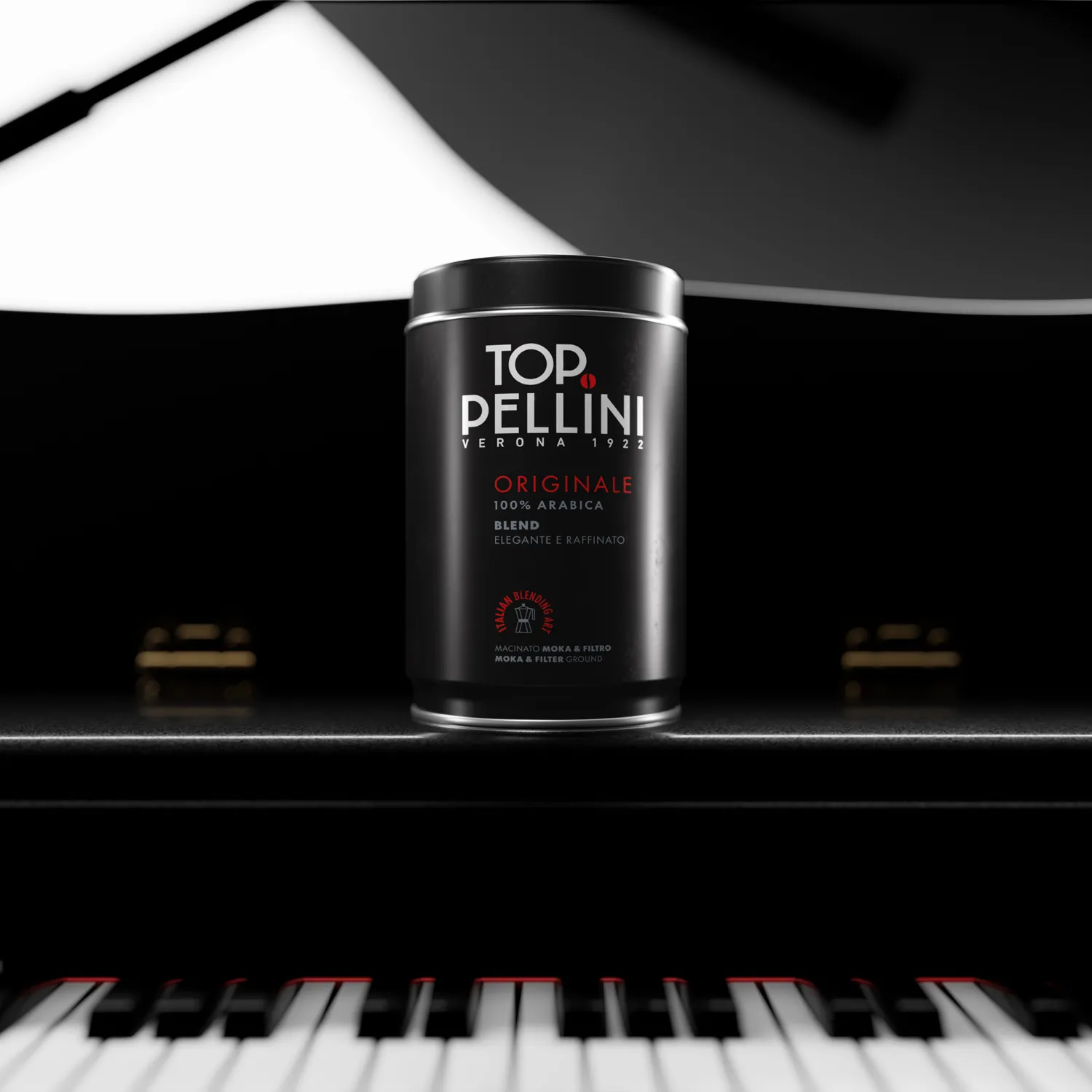 Latta di caffè macinato Pellini Top Originale su un pianoforte