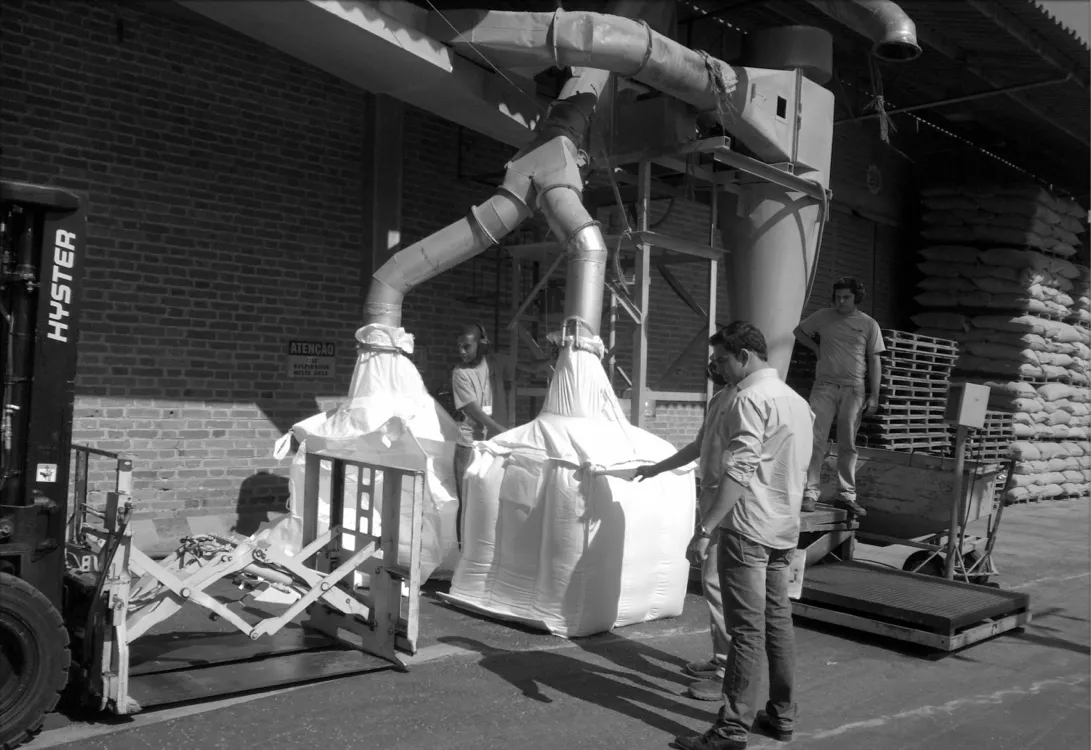 Foto in bianco e nero di lavoratori nello stabilimento